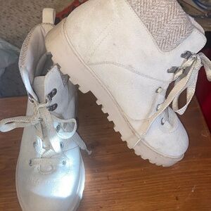 Girls size 3 so combat boots G4